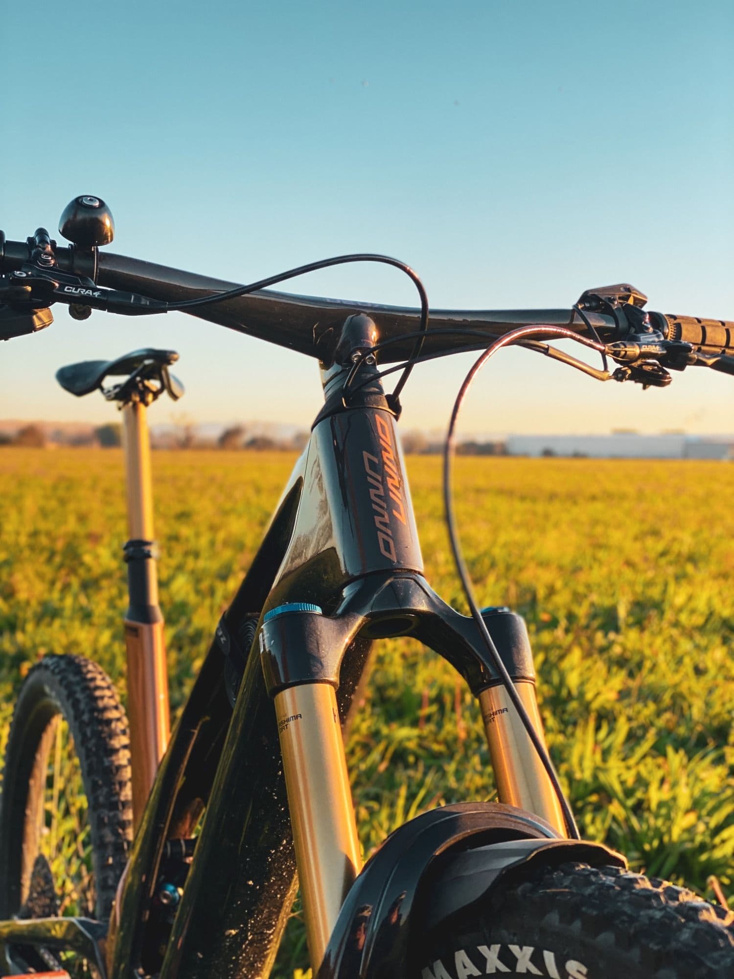 VTT Deltaride MTB dans un champ au coucher du soleil